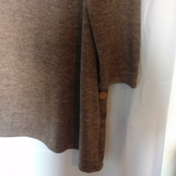 Assymetrical Hacci Tunic With Buttons - Picture 8 of 10